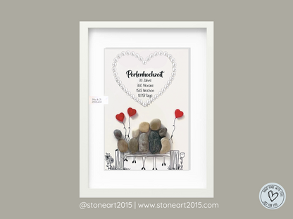Handgefertigtes personalisiertes Steinbild zur Perlenhochzeit mit Namen und Datum im Holzrahmen