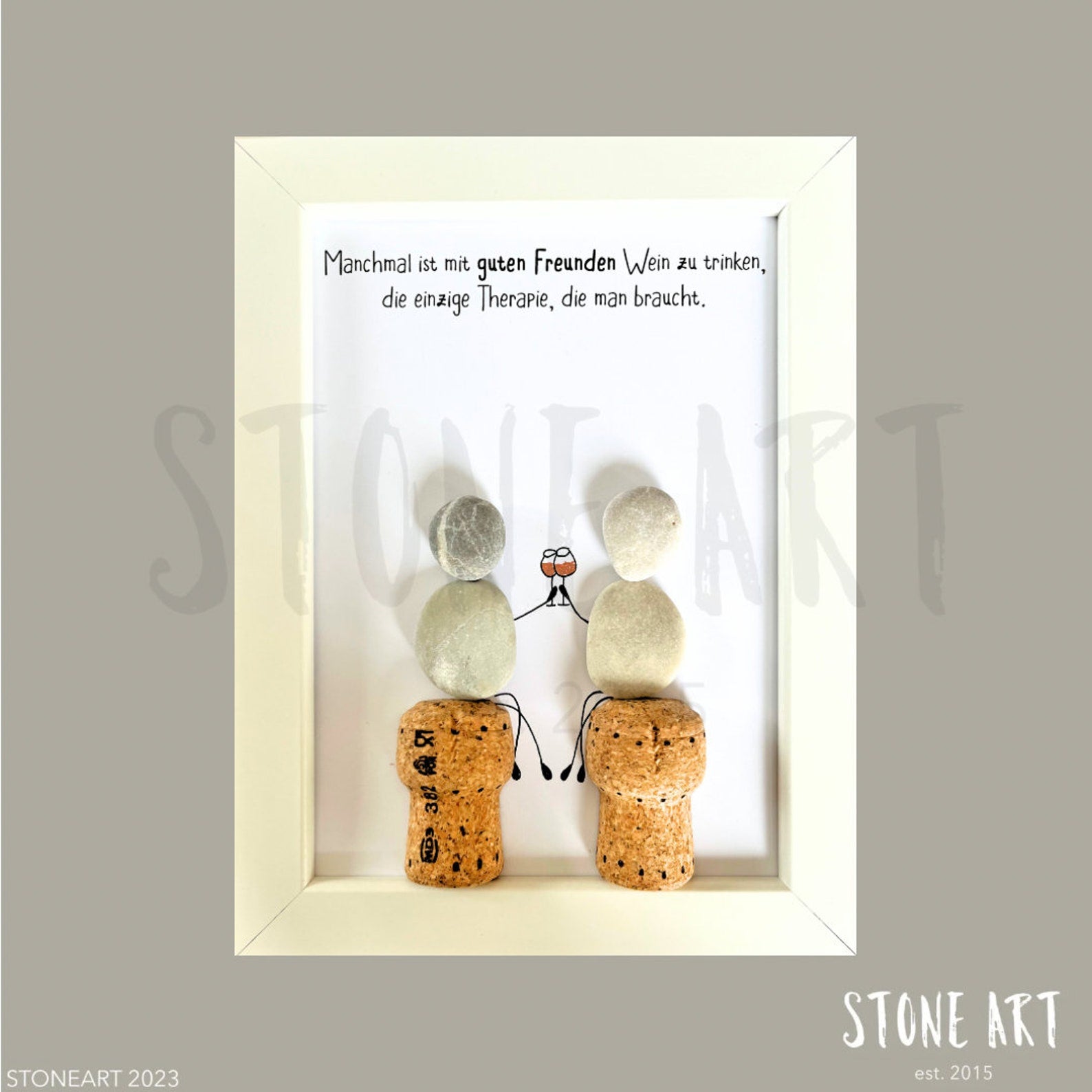 Handgefertigtes Steinbild mit Freunden-und-Wein-Motiv – natürlich arrangierte Steinfiguren, perfektes Geschenk für Weinliebhaber und Freundinnen.