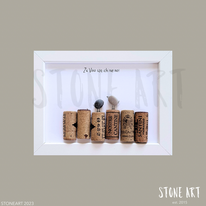 Handgemachtes Steinbild mit dem Spruch „Zu Vino sag ich nie No“ – lustiges Geschenk für Weinliebhaber:innen, Freundin oder Weinabend.