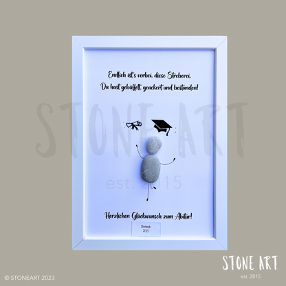 Steinbild mit Schriftzug ‚Endlich ist es vorbei, diese Streberei‘ – Geschenk zum Studienabschluss aus Naturstein