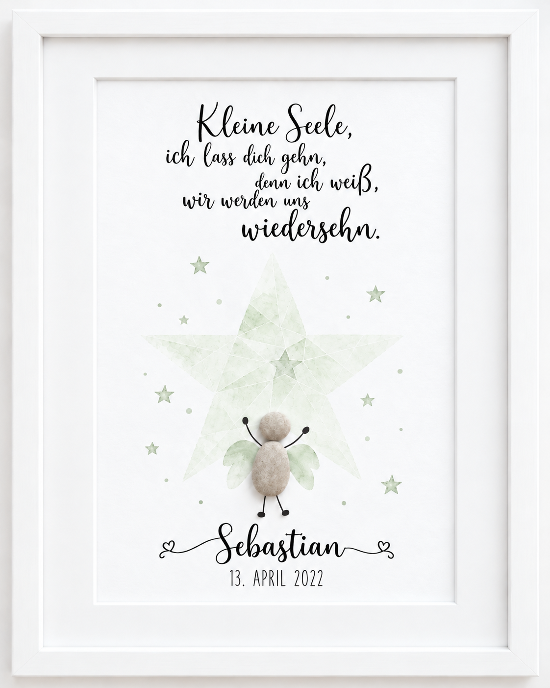 Kieselsteinbild Kieselstein-Engel vor grünem Stern „Kleine Seele, ich lass dich gehn, denn ich weiß, wir werden uns wiedersehn.“ – Trauergeschenk Sternenkind, handgemachtes Steinbild