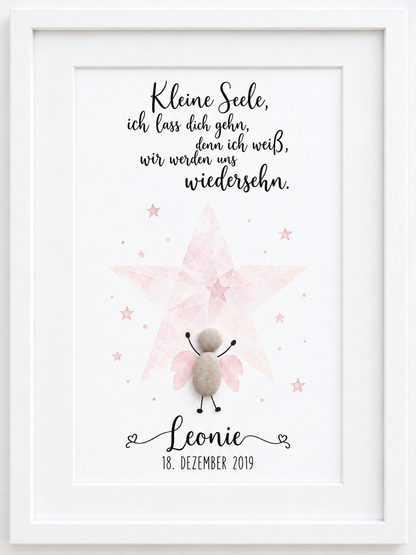 Kieselsteinbild Kieselstein-Engel vor rosa Stern „Kleine Seele, ich lass dich gehn, denn ich weiß, wir werden uns wiedersehn.“ – Trauergeschenk Sternenkind, handgemachtes Steinbild