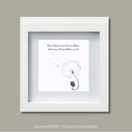 Handgemachtes Steinbild mit Naturkiesel als Pusteblumenstängel, Samen fliegen als kleine rosa Herzchen davon, Text: Deine Flügel waren bereit zu fliegen doch unsere Herzen blieben zurück, weißer Rahmen, zartes Trauermotiv